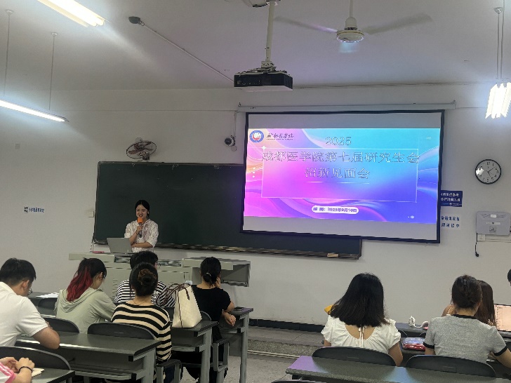 一群人在房间里的电视AI 生成的内容可能不正确。